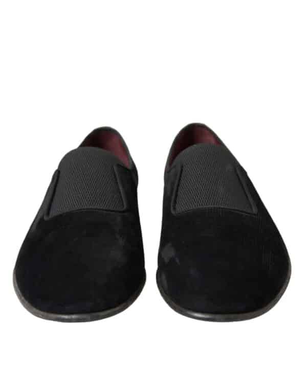 Chaussures noires élégantes avec détails en tissu.