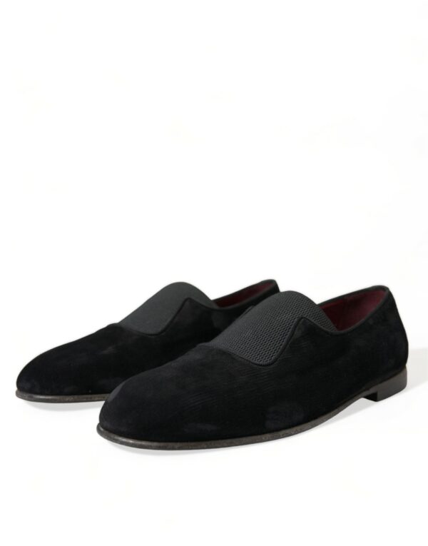 Chaussures noires élégantes en velours.