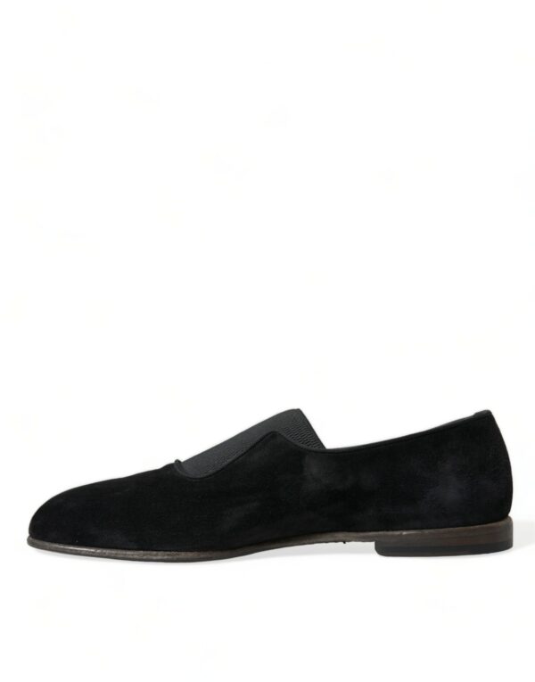 Chaussure noire en suédine élégante et moderne.