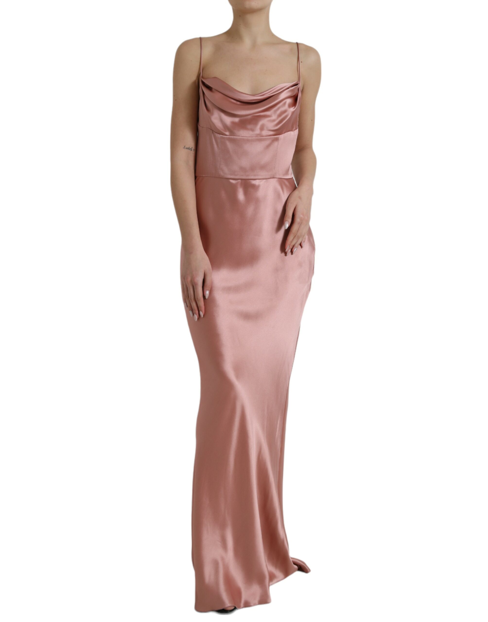 Robe longue satinée couleur rose clair.