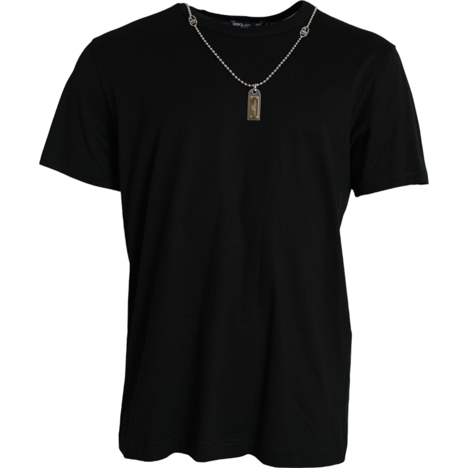 T-shirt noir avec collier argenté et pendentif.