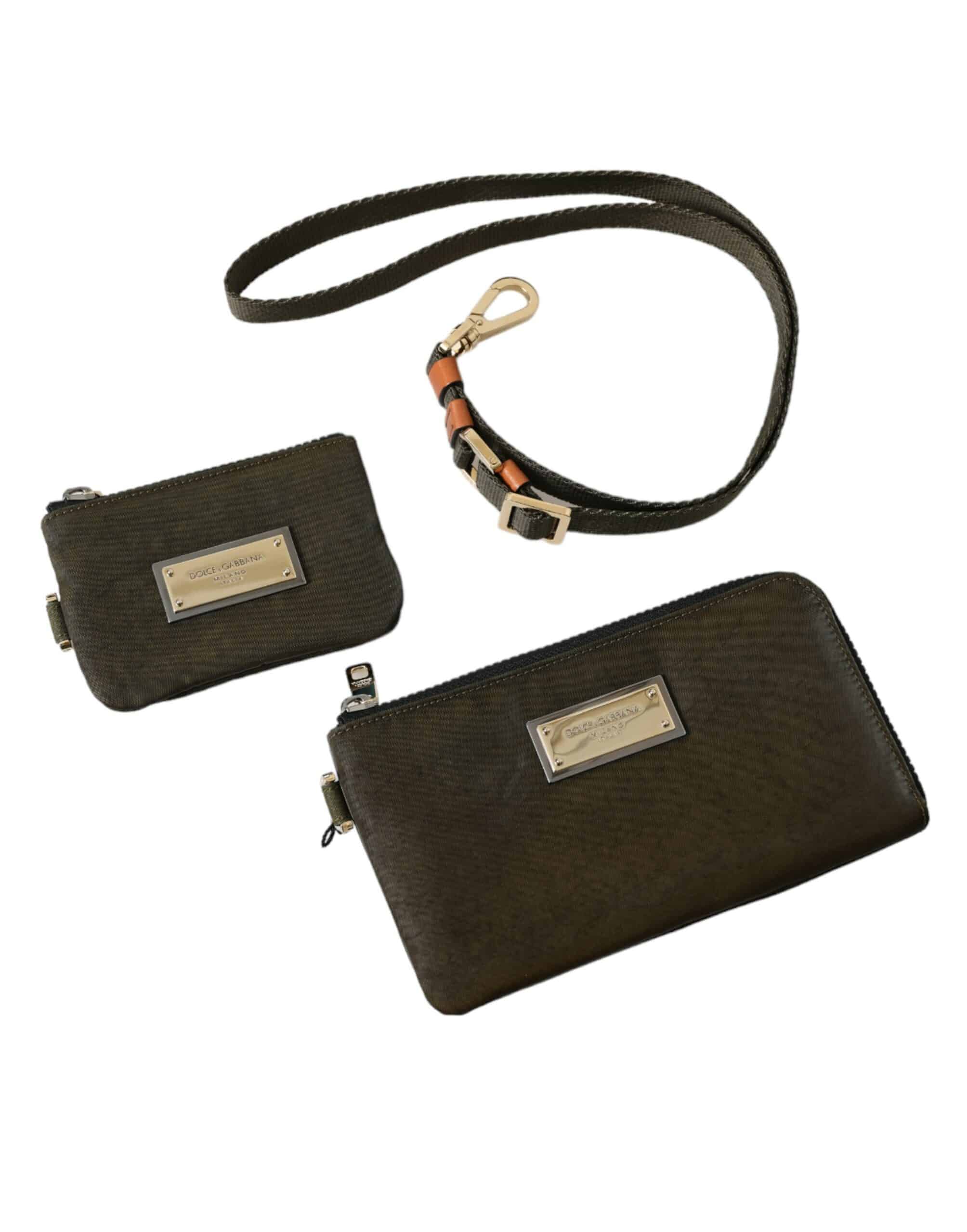 Deux porte-monnaie en cuir de couleur olive.