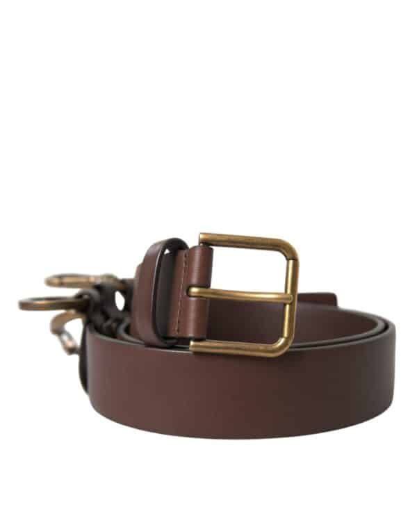 Ceinture en cuir marron avec boucle en métal.