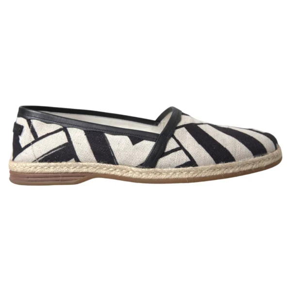 Chaussure espadrille à motifs noir et blanc.