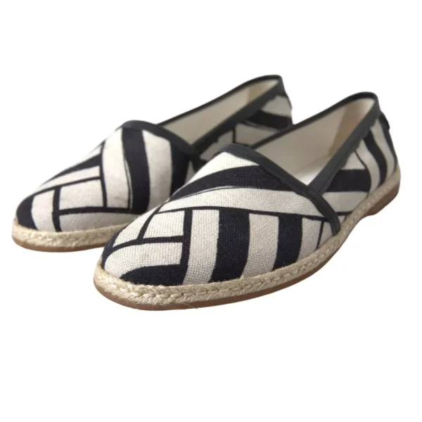 Espadrilles à rayures noires et blanches.