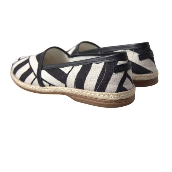 Chaussures à motifs noirs et blancs, vue arrière.
