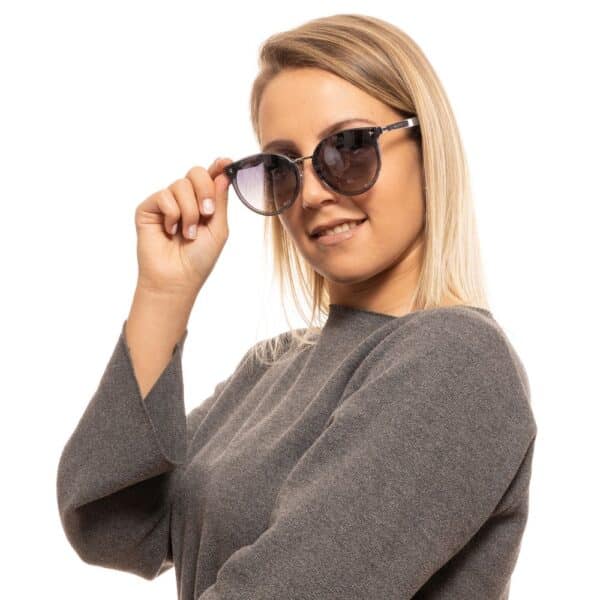 Femme souriante portant des lunettes de soleil