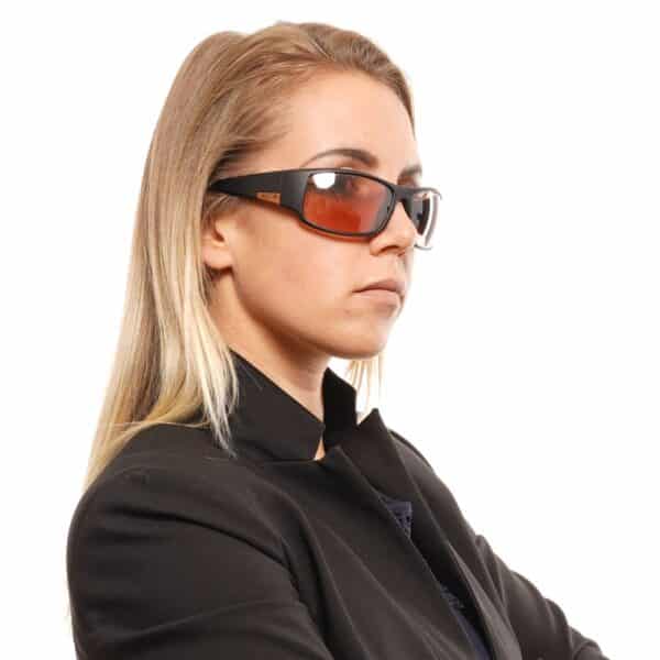 Femme portant des lunettes de soleil stylées.