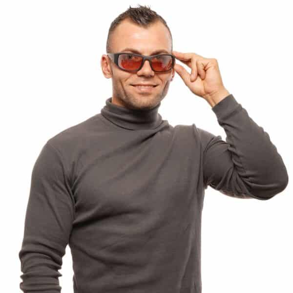 Homme en pull gris avec lunettes de soleil.