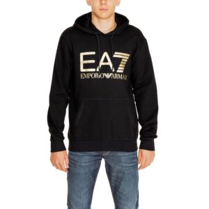 Homme portant un sweat à capuche noir EA7