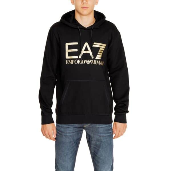 Homme portant un sweat à capuche noir EA7