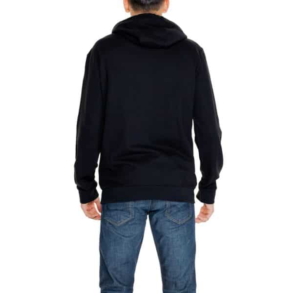Homme portant un sweat à capuche noir.