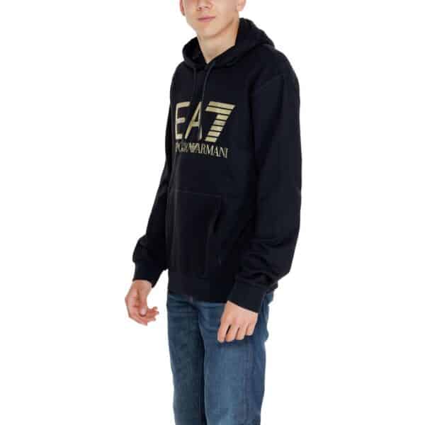 Homme portant un sweatshirt noir avec logo EA7.