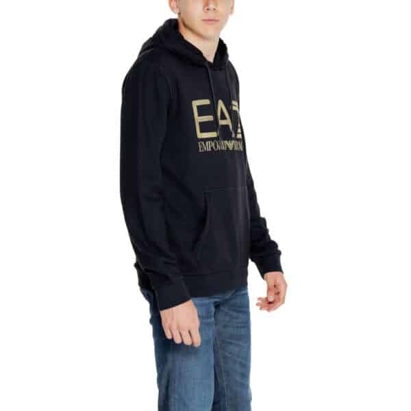 Homme portant un sweatshirt noir avec logo.