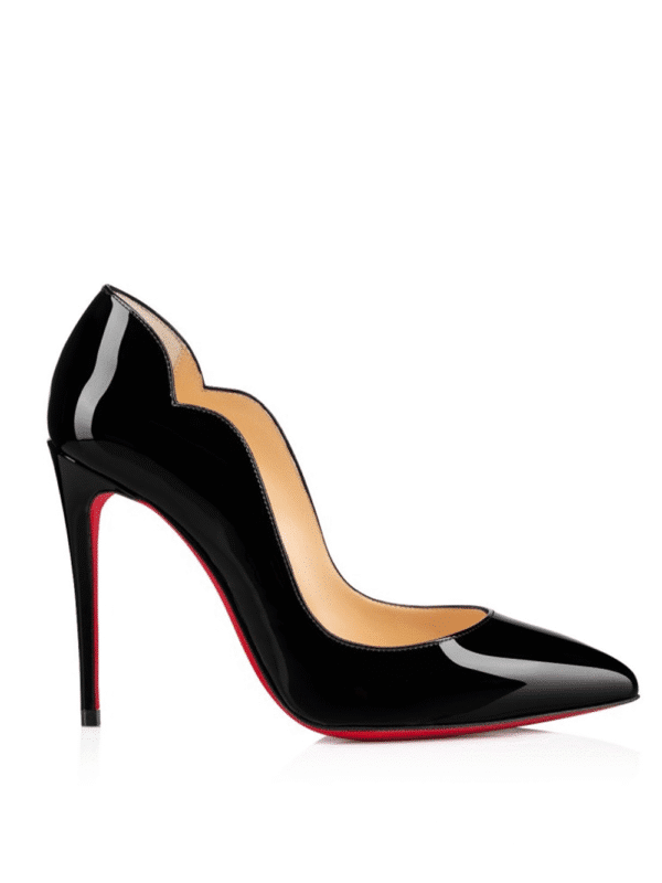Escarpin noir à talons aiguilles élégant.