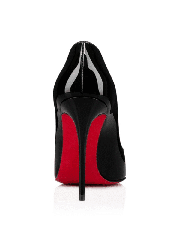 Talons aiguilles noirs avec semelle rouge.