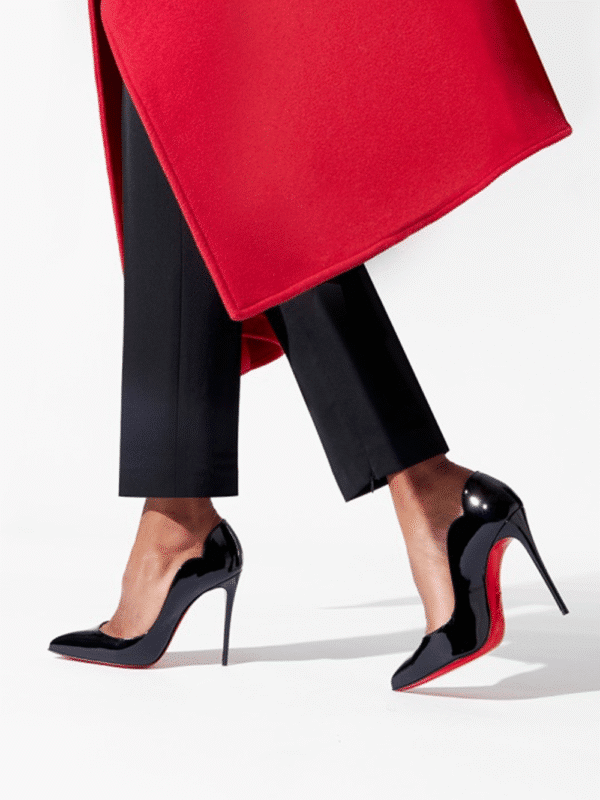 Talons aiguilles noirs avec semelle rouge.