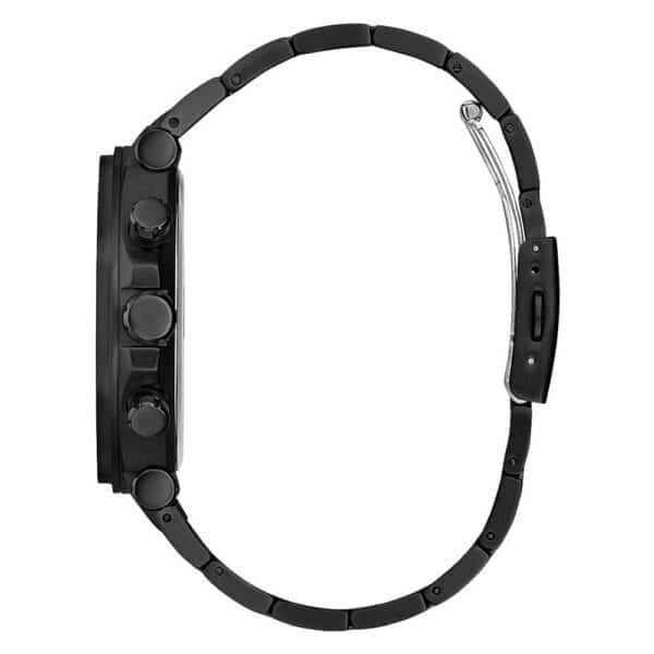 Montre noire avec bracelet en métal style sportif.