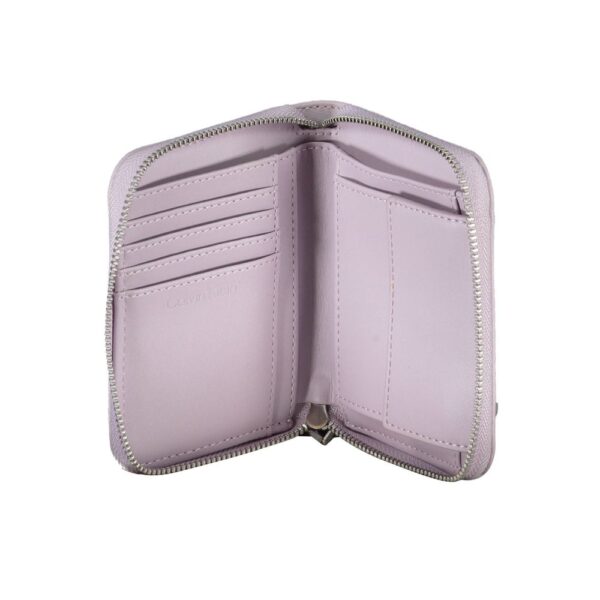 Portefeuille ouvert couleur lilas avec plusieurs compartiments.