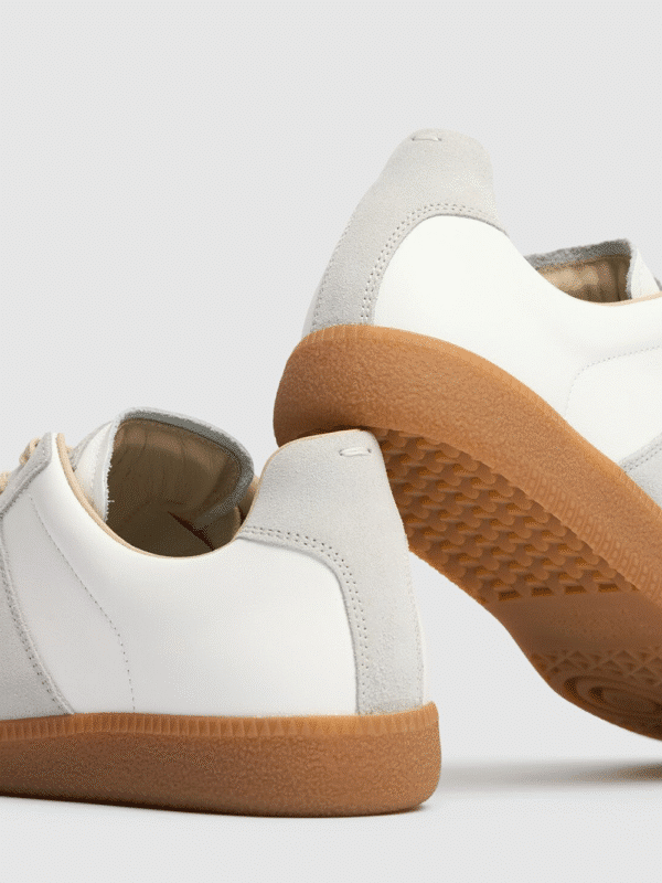 Détails de chaussures blanches et grises.