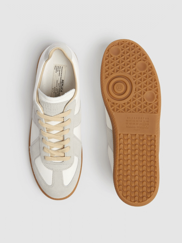 Baskets blanches et grises, semelle marron.