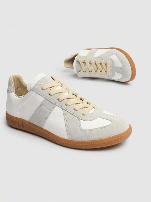 Baskets blanches et grises avec lacets beige.