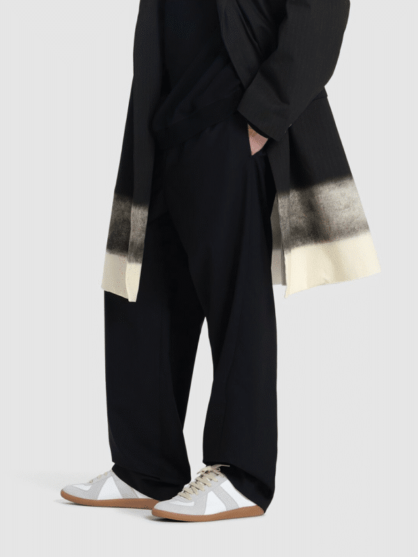 Homme portant un long manteau et des chaussures