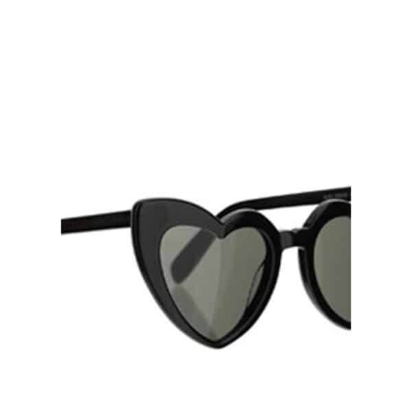 Lunettes de soleil noires en forme de cœur.