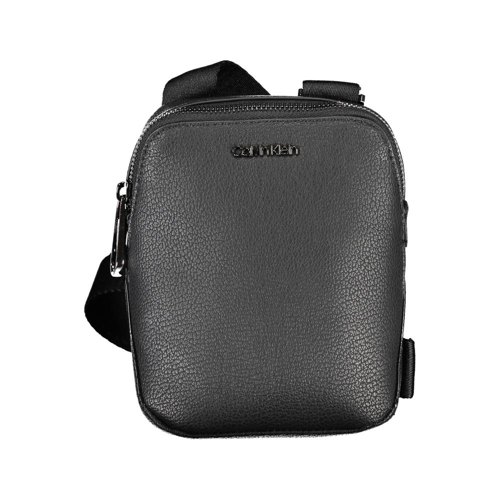 Sac bandoulière noir en simili cuir.