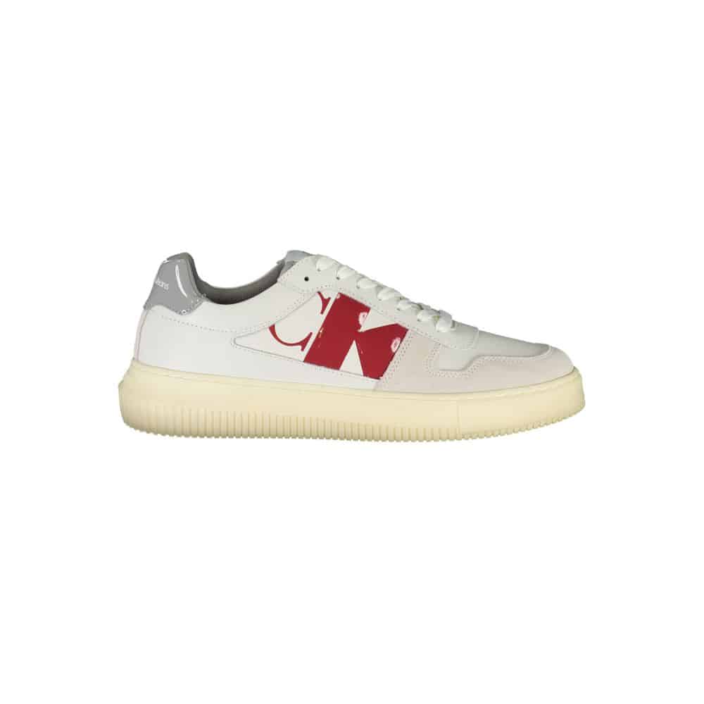 Baskets blanches avec logo rouge sur le côté.