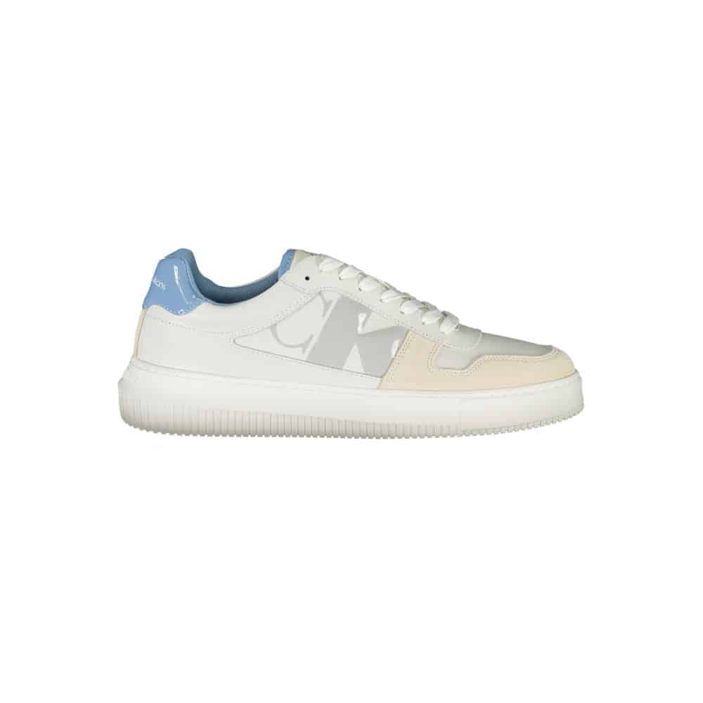 Baskets blanches avec détail bleu et logo CK.