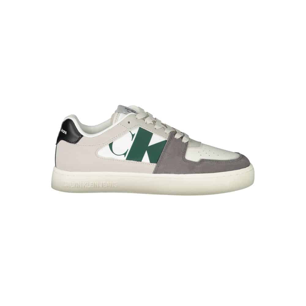 Baskets blanches avec logo Calvin Klein sur le côté.