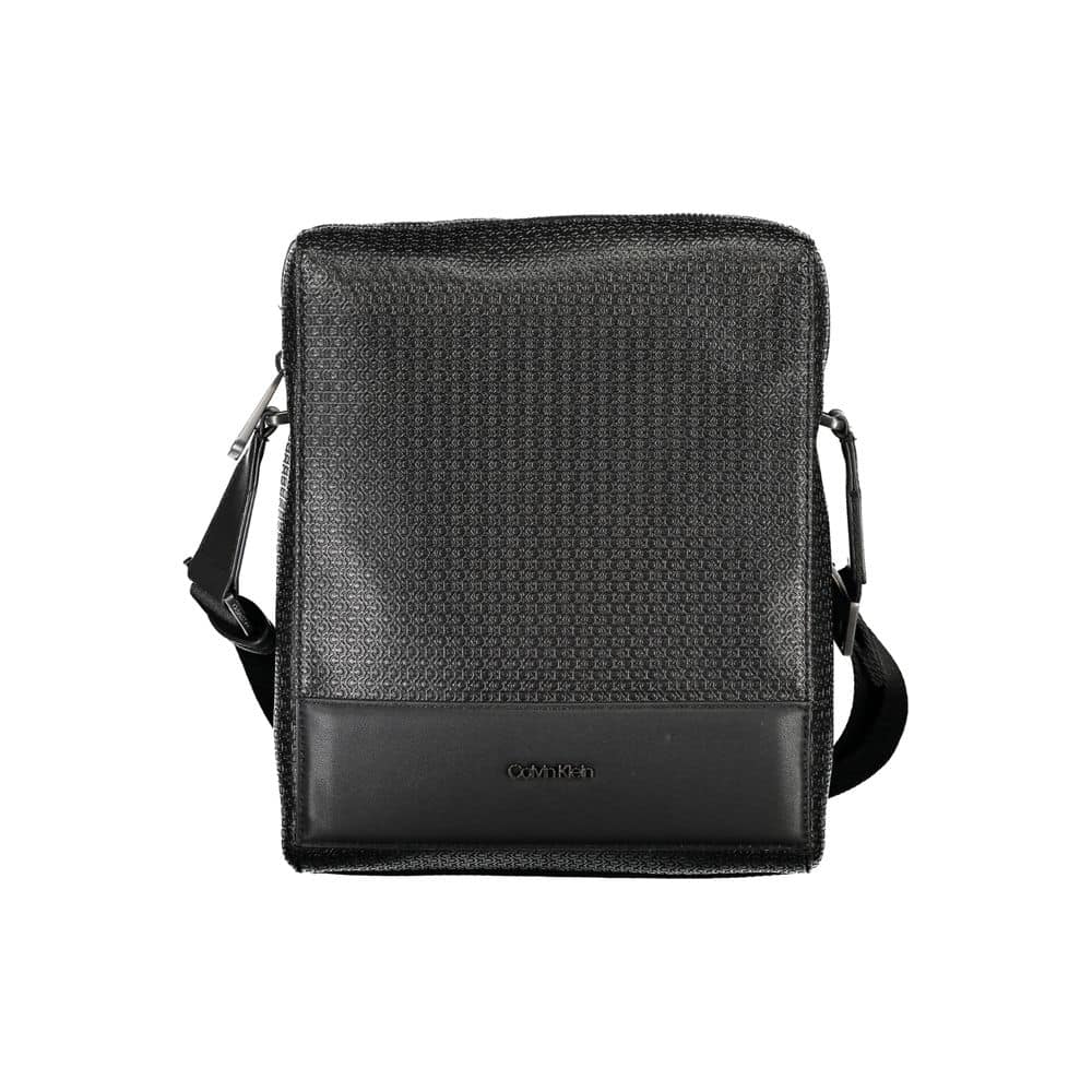 Sac à bandoulière en cuir noir texturé.
