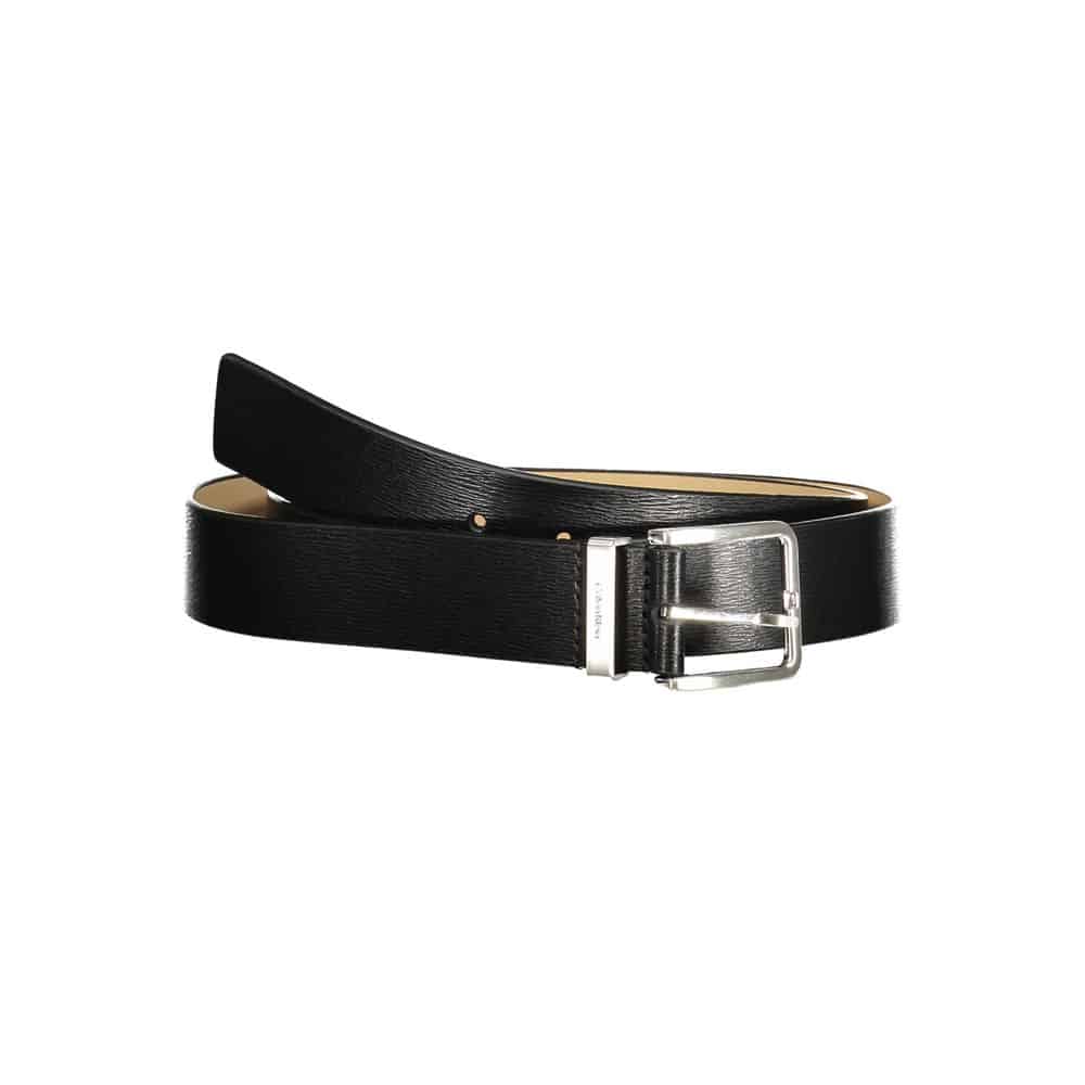 Ceinture en cuir noir avec boucle argentée.