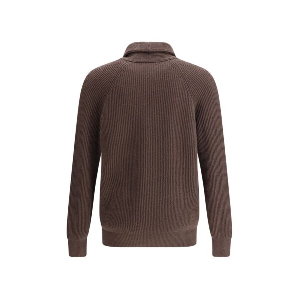Pull en maille marron vue de dos