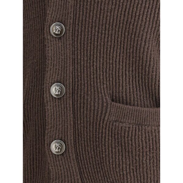 Gilet en tricot brun avec boutons métalliques.