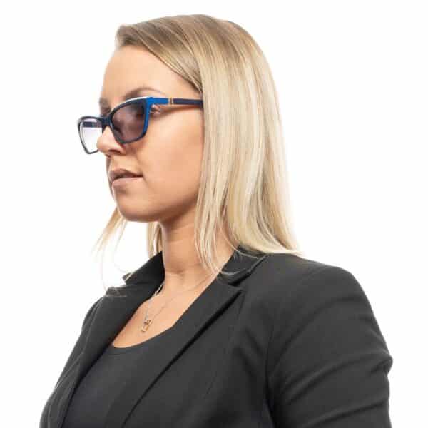 Femme blonde portant des lunettes de soleil.