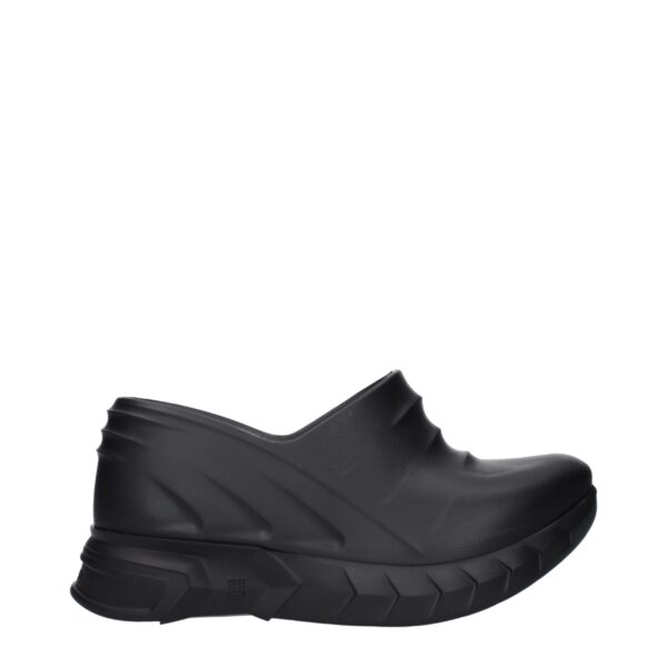 Sabot noir moderne avec semelle flexible.