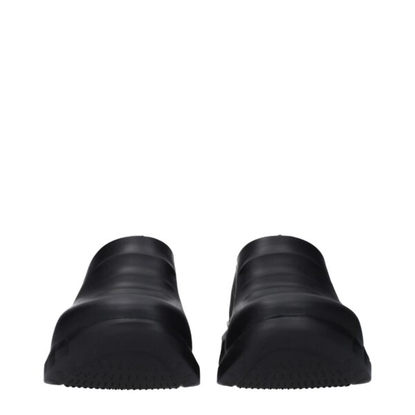 Deux sandales noires vues de face.