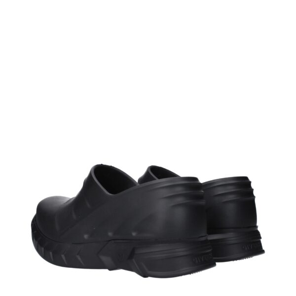 Chaussures noires en caoutchouc, vue arrière.