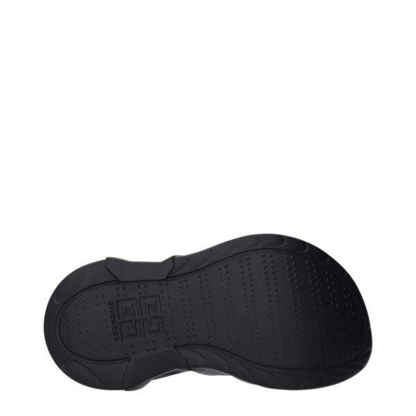 Semelle d'une chaussure de marque Givenchy.