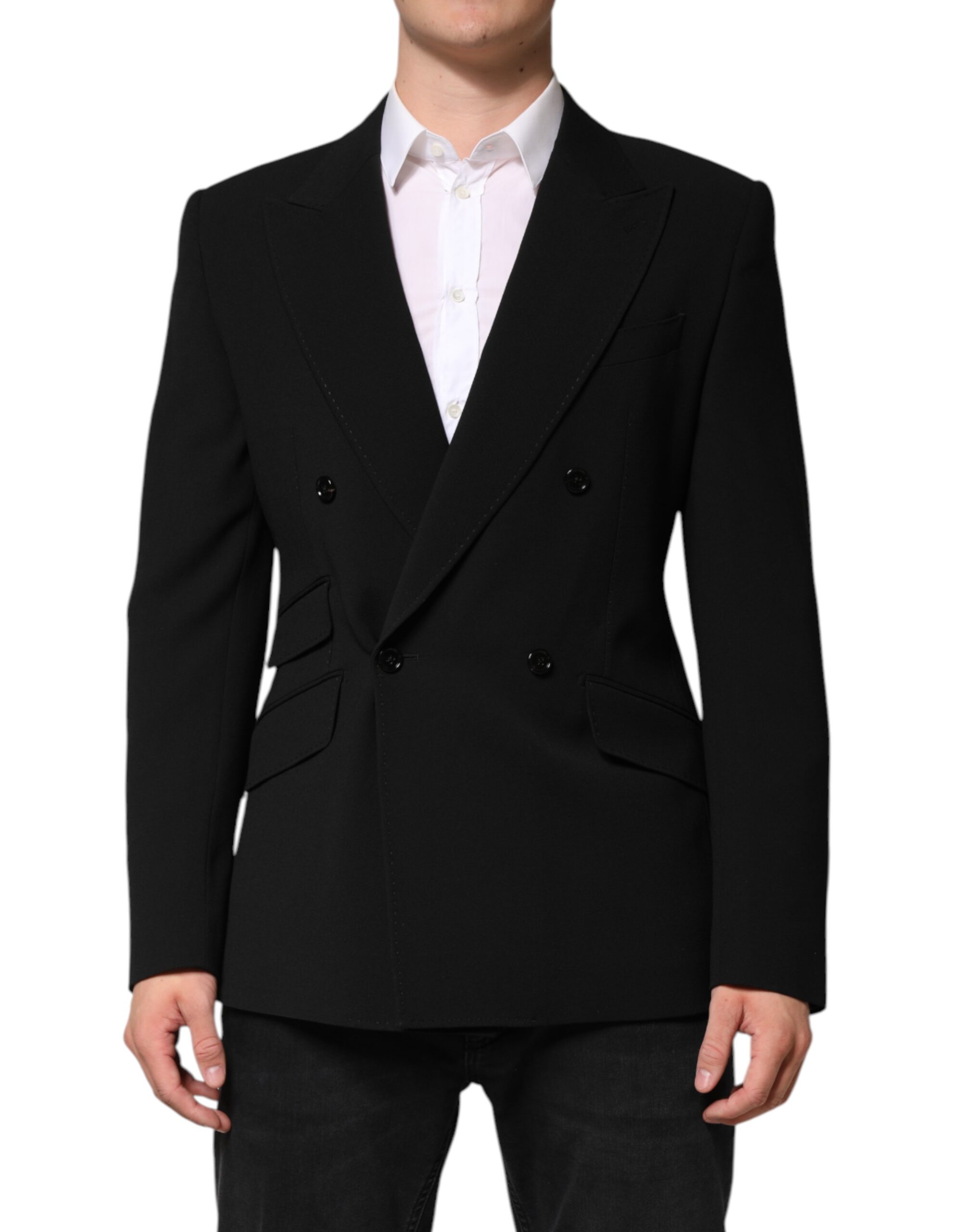 Homme portant un blazer noir élégant.