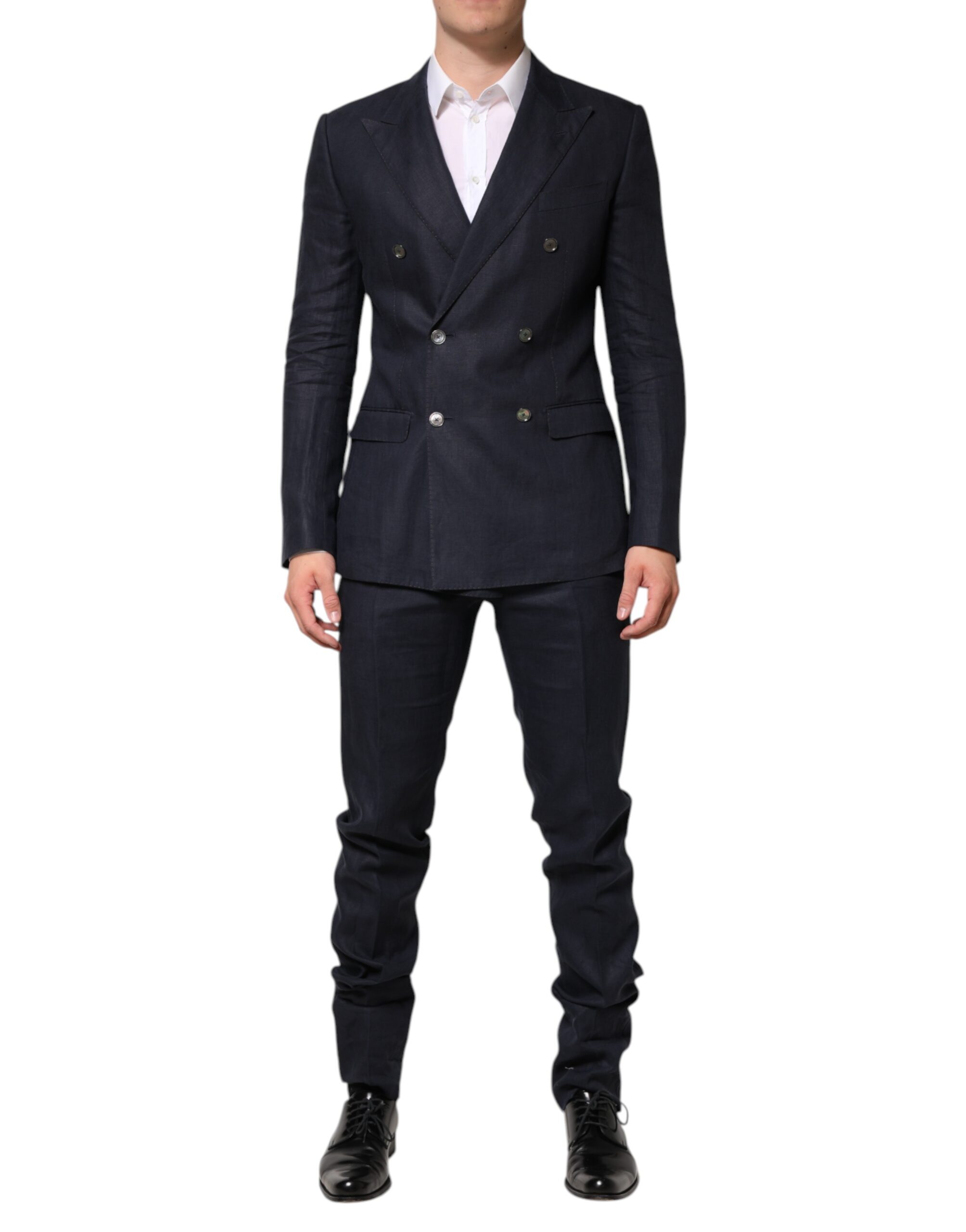 Homme en costume sombre avec chemise blanche.