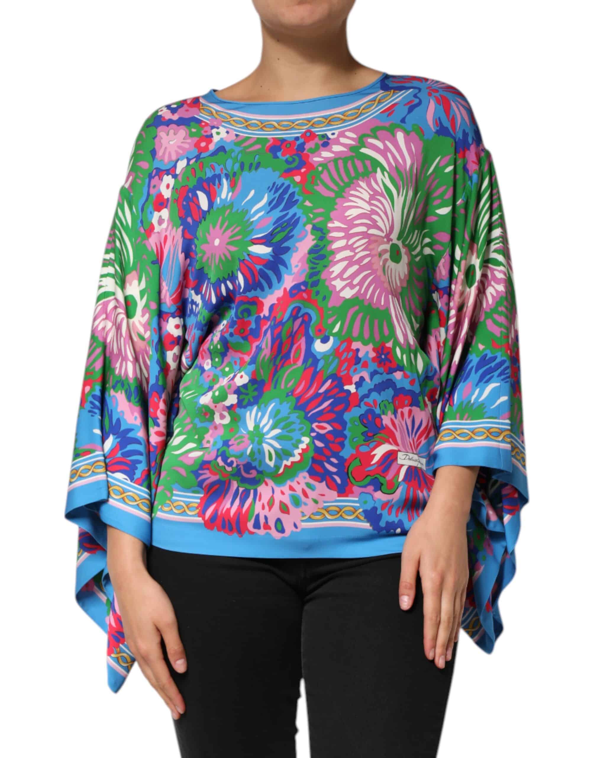 Tunique colorée à motifs floraux et manches larges.