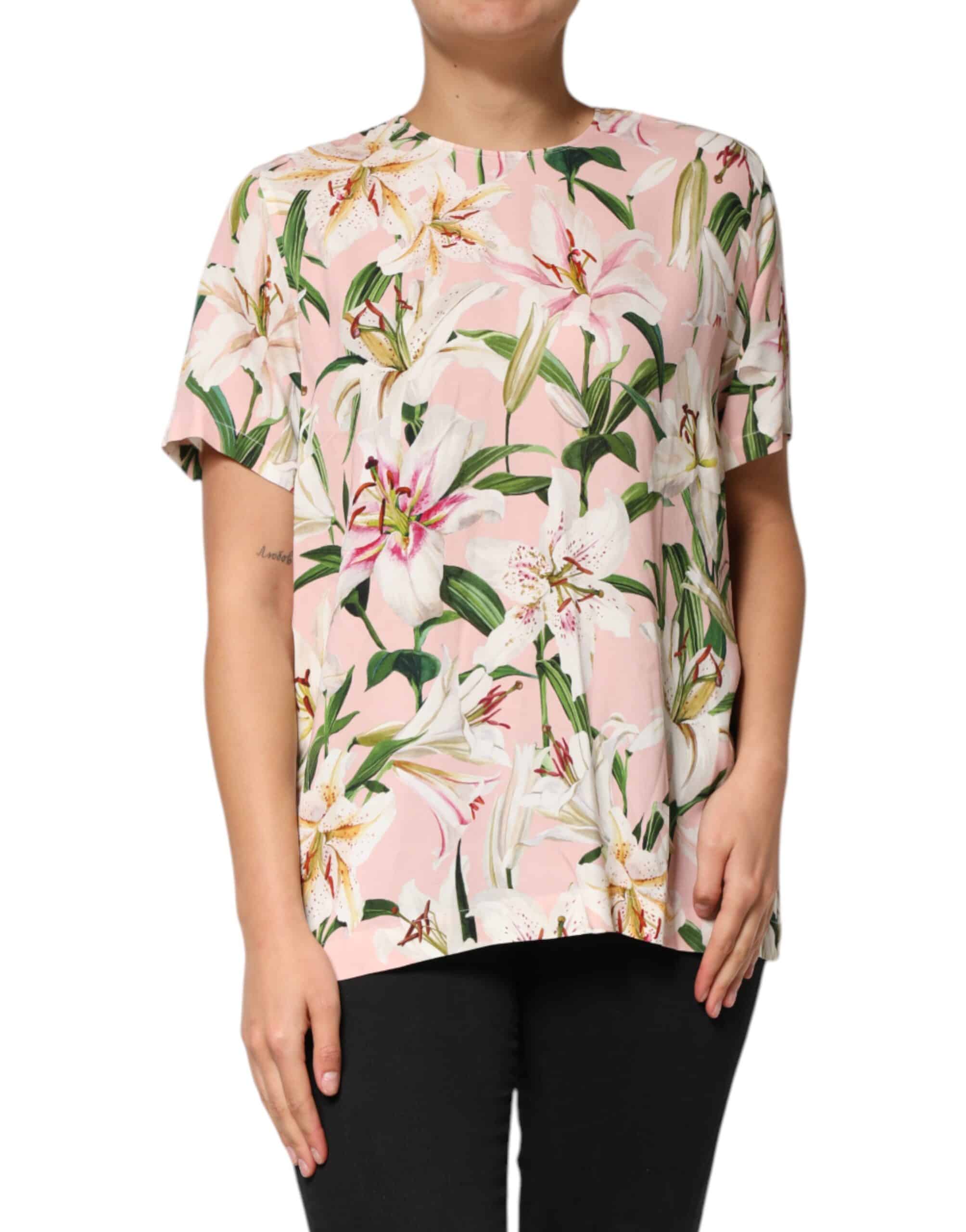 T-shirt à fleurs sur fond rose