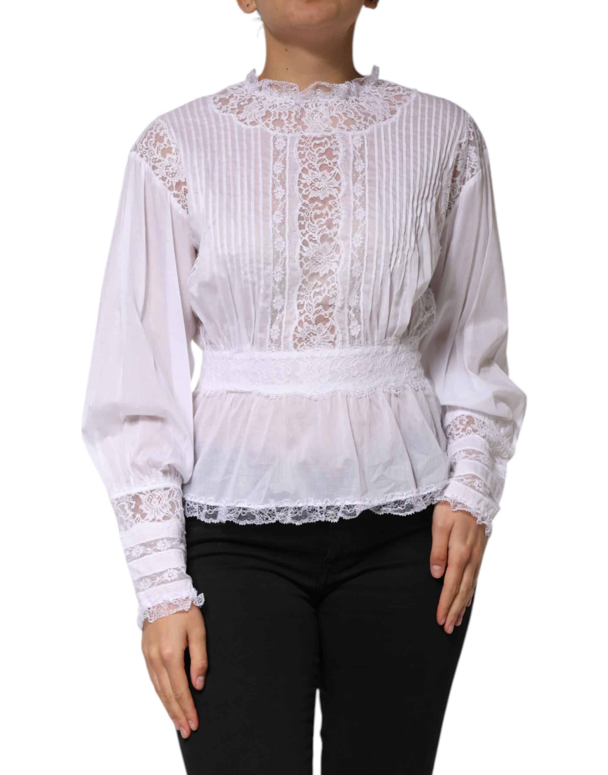 Blouse blanche en dentelle à manches longues.