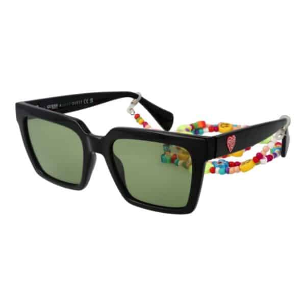 Lunettes de soleil noires avec une chaîne colorée.