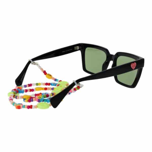 Lunettes noires avec un cordon coloré.
