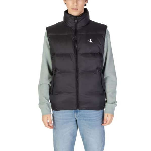 Homme portant un gilet noir matelassé