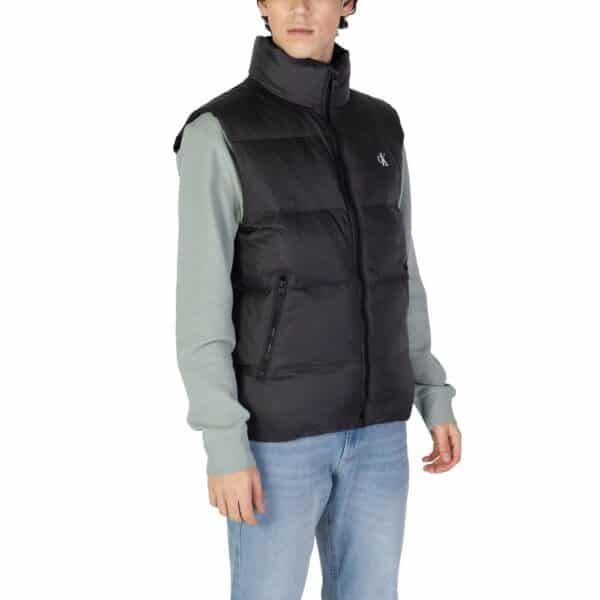Homme portant un gilet sans manches noir.